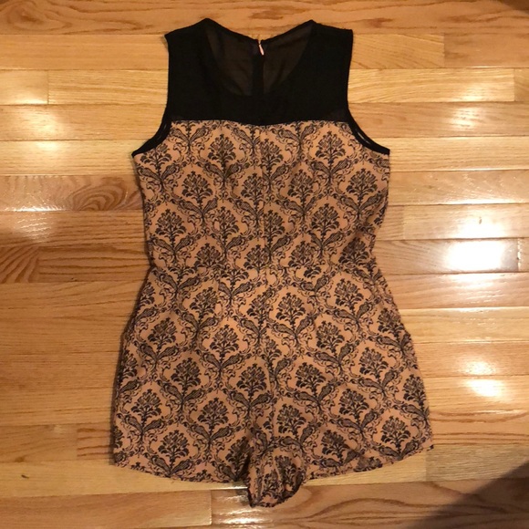 Salmon and black mesh romper. - Picture 6 of 8